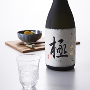 平成12年、16年全国新酒鑑評会にて金賞受賞。徹底した寒造り、手造り一筋で丹精込めて仕上げた　越の関　大吟醸　極　720ｍｌ・塩川酒造株式会社・新潟県［大吟醸酒］