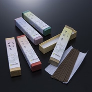 仏様のご馳走　甘茶香（壱）　淡路梅薫堂株式会社　兵庫県　仏様の好物、甘茶の香りのお線香5種類を詰め合せました。