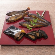 子持ち鮎甘露煮・昆布巻きセット　合名会社トモエ　群馬県　たっぷり卵が詰まった子持ち鮎を秘伝のタレで8時間煮込みました。