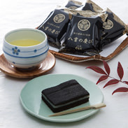 徳川慶勝公に感謝 八雲の慶び(18個入) 有限会社くら屋菓子舗 北海道 炭を練り込んだ生地で、ミルク餡を挟んだ看板商品