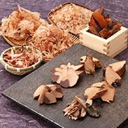 土佐の鰹節ぎゅぎゅっとセット〔焼かつお、味付鰹生節、鰹生節、ソーダかつお、枯本節削、かつお新節削〕