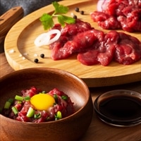 フジチク ふじ馬刺し 赤身堪能セット 〔上赤身80g×4、ユッケ50g×2、たれ・薬味〕