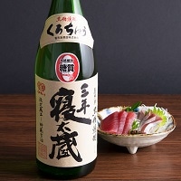 鹿児島県 奄美大島群島限定 古酒ブレンド貯蔵熟成のコクとうまみ 黒糖焼酎 三年寝太蔵 30度〔1800ml〕