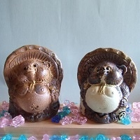 愛らしい姿の縁起物 信楽焼のたぬきの置き物 中村陶器 手づくり狸〔横幅15cm×奥行12cm×高さ18cm〕