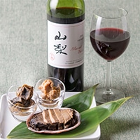 鮑の煮貝と山梨県産ワインセット〔赤ワイン・茜あわび煮貝・味付けアカニシ貝・味付けつぶ貝×各1〕［日本ワイン］