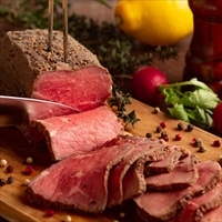 ラ・ロシェル 坂井宏行監修 ローストビーフ 〔ローストビーフ350g、ガーリックペッパーソース120ml〕 惣菜【沖縄・離島 お届け不可】