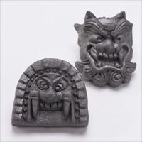 伊達屋 YUHIRO いぶし瓦の小物 鬼瓦の置き物で厄除け 古代現代鬼面セット〔古代鬼面×1・現代鬼面×1〕