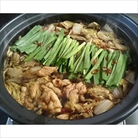 富山ブラック もつ野菜鍋 ラーメン入り 鍋セット 〔野菜3種、豚もつ300g、麺100g×3、スープ55ml×3〕 お取り寄せ鍋セット