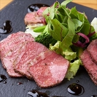 レストラン ノワ・ド・ココ 黒毛和牛A4 ローストビーフ 〔ローストビーフ300g、熟成ローストビーフソース60g、玉ねぎわさびソース50g〕 惣菜【北海道・沖縄・離島 お届け不可】