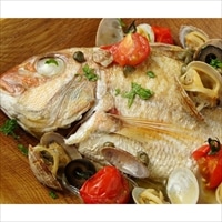 天然 明石鯛まるごと一尾のアクアパッツァ 〔真鯛約200g、スープ250g、貝4個、オリーブ4個、プチトマト4切〕 ミールキット【北海道・沖縄県・離島 配送不可】