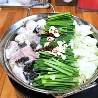 焼肉正 熊本あか牛 ホルモン もつ鍋セット 〔ミックスホルモン300g×1、鍋用スープ400g×1、ゆでちゃんぽん200g×2、薬味2種〕