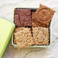 花咲くしおビスケット缶 〔プレーン・黒ごま・キャラメルナッツ・カカオ 各5枚〕 スイーツ 焼き菓子 詰め合わせ