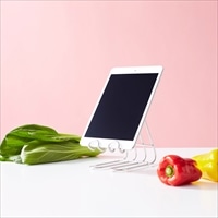 キッチンスタンド シルバー 〔サイズ:約8.3×14.0×高さ12.1cm、重量:約0.18kg〕 台所用品 スマホスタンド【沖縄県・離島 配送不可】