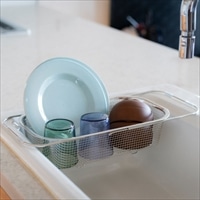すっきり暮らす 水切りかご 深型シンク渡しタイプ 〔サイズ：約38.5～51.0×20.3×9.5cm、重量：約0.44kg〕 台所用品【沖縄県・離島 配送不可】