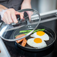 目玉焼きがおいしく焼ける 鉄のフライパン ガラス蓋付き 〔サイズ：約21.0×38.5×高さ7.0cm(蓋セット時)、重量：約0.98kg〕【沖縄県・離島 配送不可】