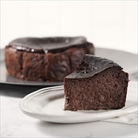 白金バスクチーズケーキ ショコラ〔4号(φ12cm、約360g)〕スイーツ 冷凍