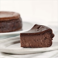 白金ベイクドチーズケーキ ショコラ〔4号(φ12cm、約360g)〕スイーツ 冷凍