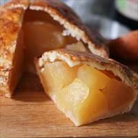 りんごの酸味と甘味を楽しむプレミアム白金アップルパイ〔4号(φ12cm、約330g)〕スイーツ 冷凍