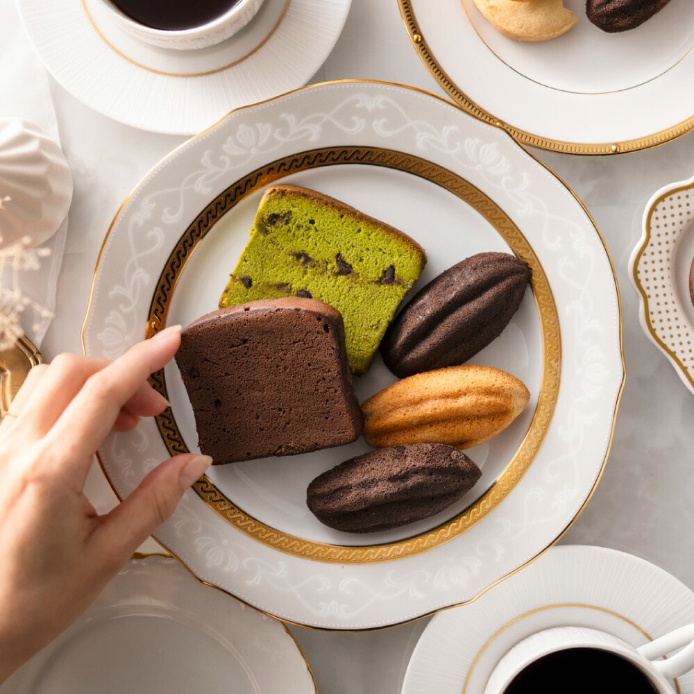 お中元 夏ギフト 内祝い お菓子 詰め合わせ ゴディバ GODIVA パティスリー アソートメント (21個入) / 焼き菓子 焼菓子 詰合せ ギフトセット 結婚祝い 出産内祝い お返し 写真入り メッセージカード 贈答品 食べ物 御中元 敬老の日ギフト