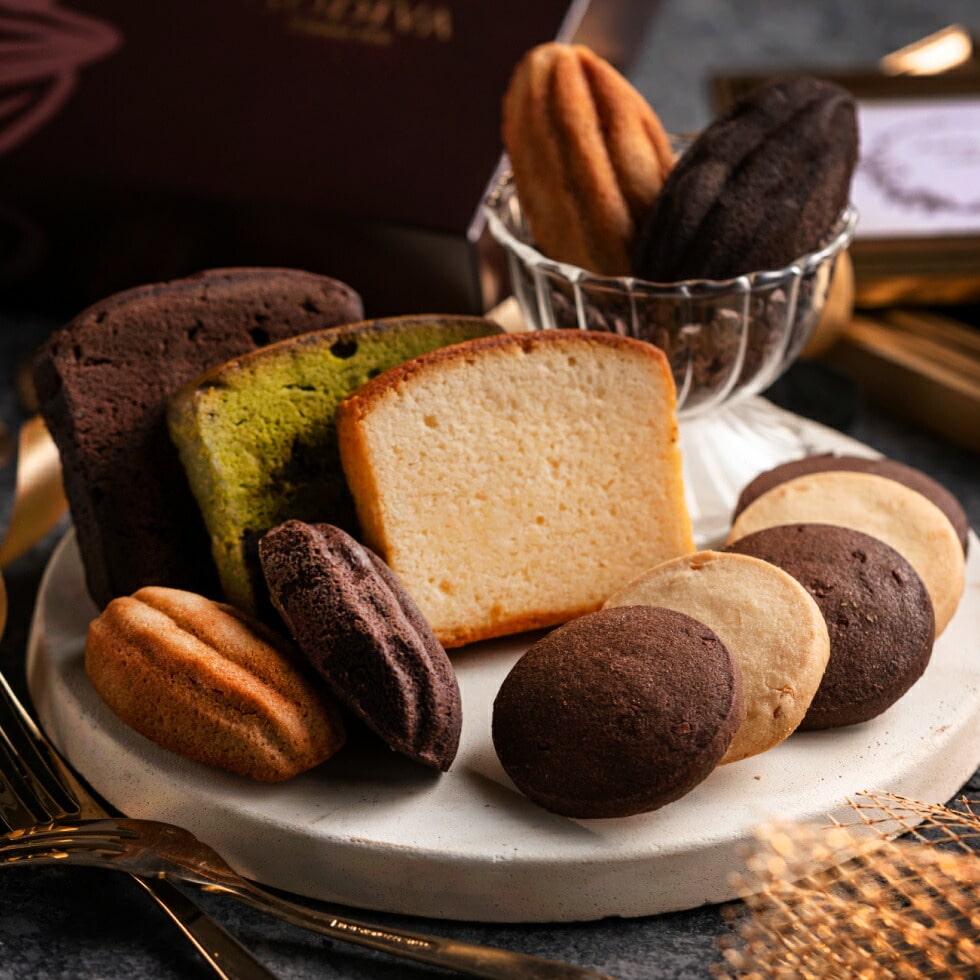 お中元 夏ギフト 内祝い お菓子 詰め合わせ ゴディバ GODIVA パティスリー アソートメント (21個入) / 焼き菓子 焼菓子 詰合せ ギフトセット 結婚祝い 出産内祝い お返し 写真入り メッセージカード 贈答品 食べ物 御中元 敬老の日ギフト