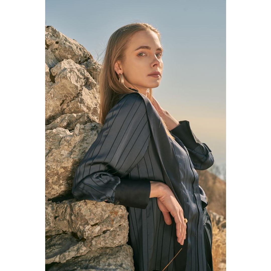 MIND マインド 襟 ギャザー ブラウス 通販 長袖ブラウス シャツ 長袖シャツ 襟ギャザー シワになりにくい 光沢感 上品 透け感 涼しげ 清潔感 ドレープ エレガント 大人 シンプル オシャレ おしゃれ デザイン 女性 トップス 仕事 ビジネス navy ・