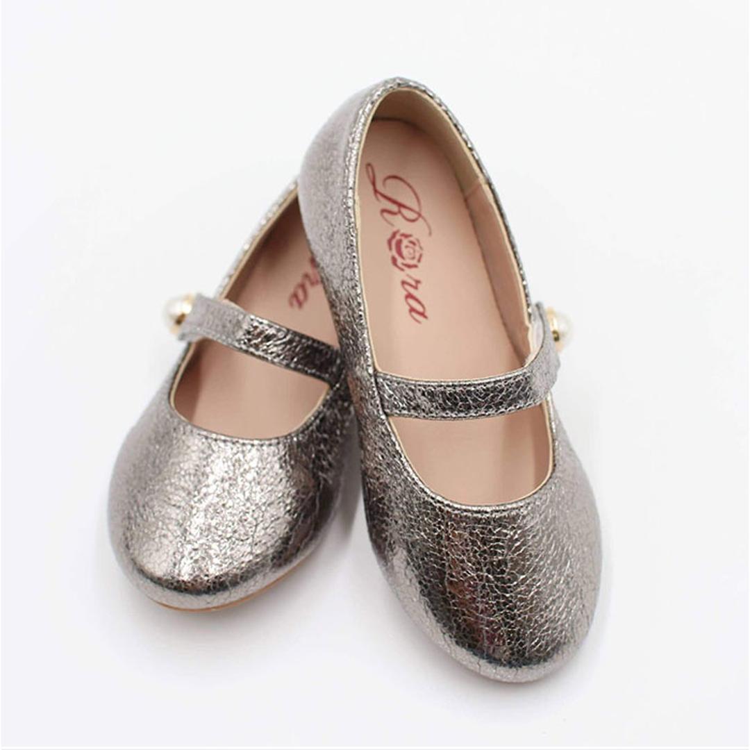 Rora キッズ フォーマルシューズ 女の子 通販 ドレスシューズ 47012102 フォーマル靴 パンプス フラットシューズ 結婚式 発表会 入園式 卒園式 入学式 おしゃれ かわいい オシャレ 子供靴 靴 シューズ 子ども靴 キッズシューズ キッズファッション シルバー 16cm