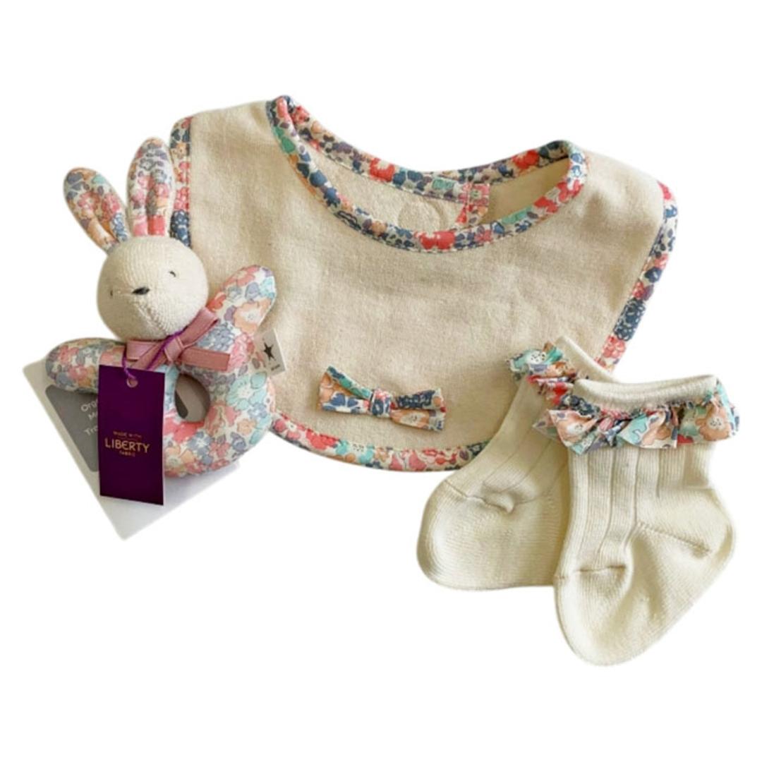 育児工房 ギフトセット 3点 ベビー 通販 日本製 スタイ ソックス ラトル セット プレゼント 贈り物 ギフト 靴下くつした 優しい肌触り 出産祝い かわいい 可愛い 箱入り 赤ちゃん 男の子 女の子 おしゃれ ベビー用品 ベビーグッズ オシャレ ピンク ・