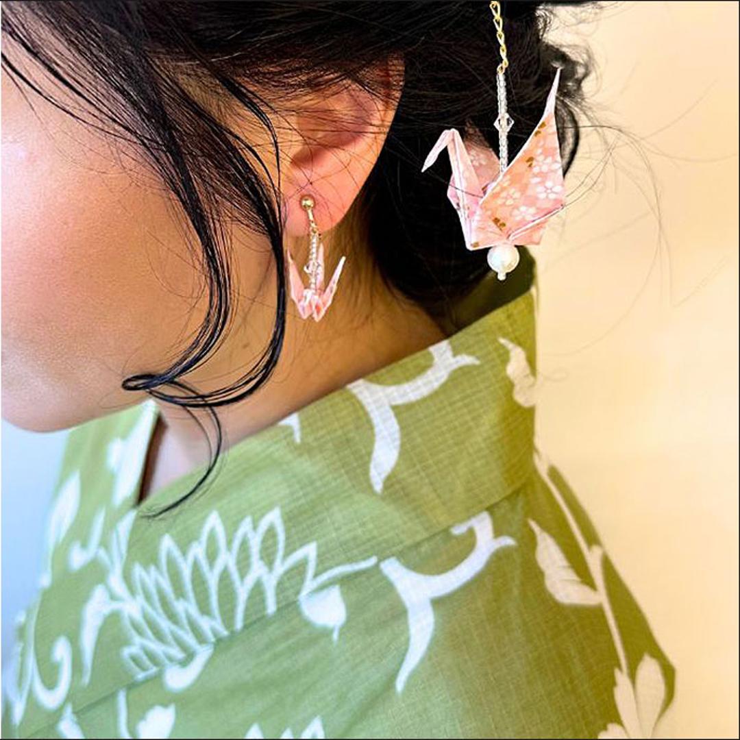 イヤリング 鶴 通販 日本製 耳飾り アクセサリー アクセ 折り紙イヤリング 折り鶴 折り紙 かわいい 可愛い おしゃれ オシャレ 着物 浴衣 和装 和服 レディース 大人 女性 和小物 イヤーアクセサリー プレゼント ギフト お土産 雑貨 ありがとうおりづる red ・