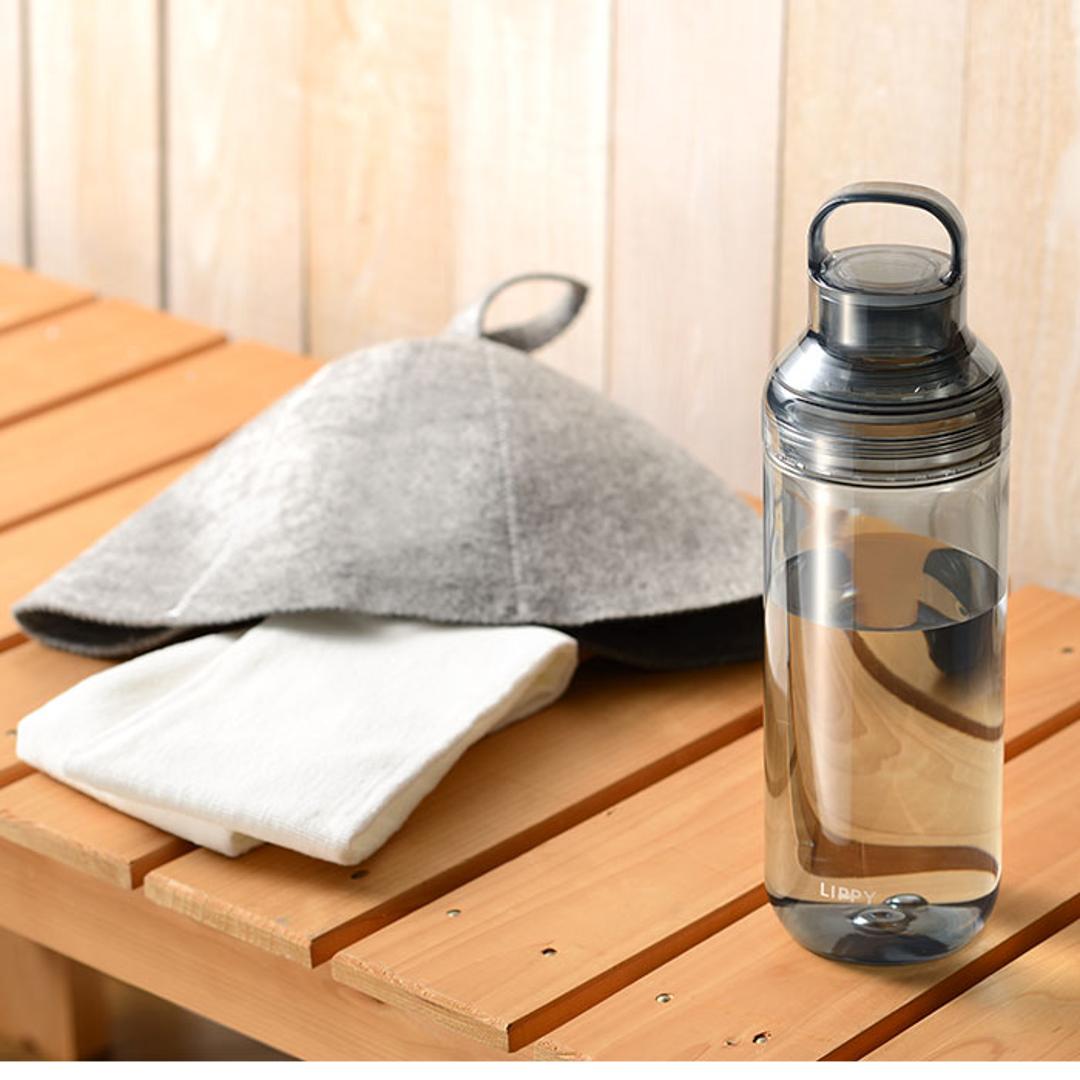 LIPPY ウォーターボトル 1L 通販 日本製 水筒 1000ml 1リットル マグボトル 直飲み水筒 クリアボトル 軽量 軽い 飲み口広い 洗いやすい 広口 手が入る tritan トライタン 通学 通勤 スポーツ ジム ヨガ サウナ 取っ手付き 大人用水筒 ブルー ・