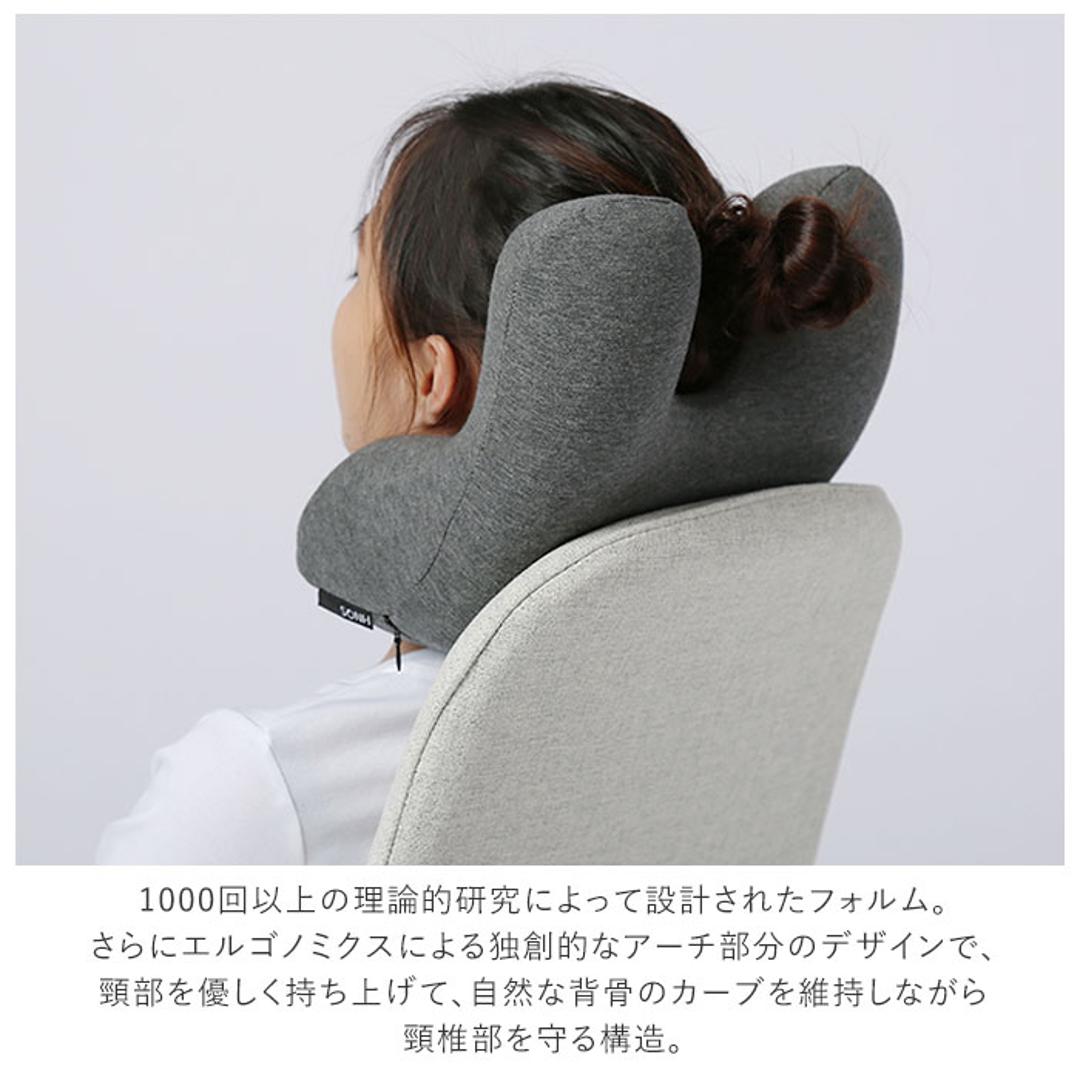 ネックピロー 飛行機 通販 GENIAL ジェニアル NAP PILLOW ナップピロー 低反発 車 長距離 ドライブ 後部座席 助手席 オフィス  デスク 軽量 携帯 キャンプ アウトドア 首まくら 仮眠 お昼寝 収納 ポーチ付き 快適グッズ 旅行用首枕 クッション 旅行用品