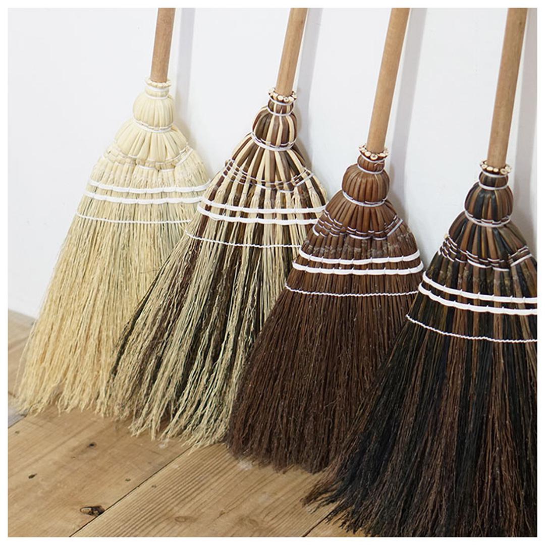 ほうき 室内 通販 ショート ホウキ 掃除グッズ 掃除 かわいい 可愛い Broom ブルーム 室内 ポップ 玄関 子供 天然素材 おしゃれ オシャレ ナチュラル ブラック ブラウン グレー ナチュラル ミックスブラック ミックスブラウン ミックスグレー ミックス 生活雑貨 デザイン ナチュラル ・