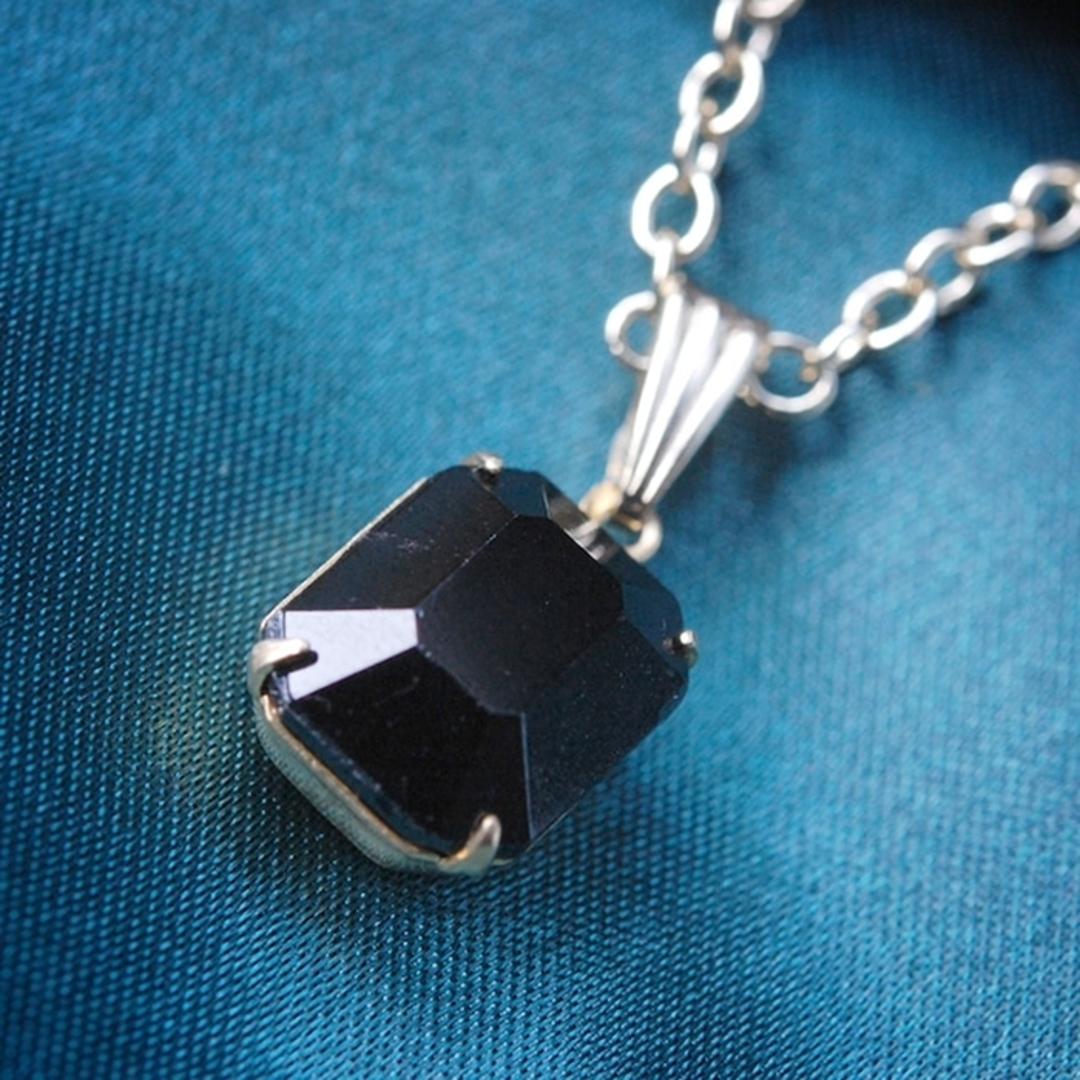 ネックレス ペンダント ジュエリー 通販 首飾り アクセサリー チェーン 長め 装飾 装飾品 クール Kaninchen 闇夜のお守り デザイン 大人 かわいい おしゃれ オシャレ 上品 レディース きれいめ ギフト プレゼント 贈り物 ゴールド ・