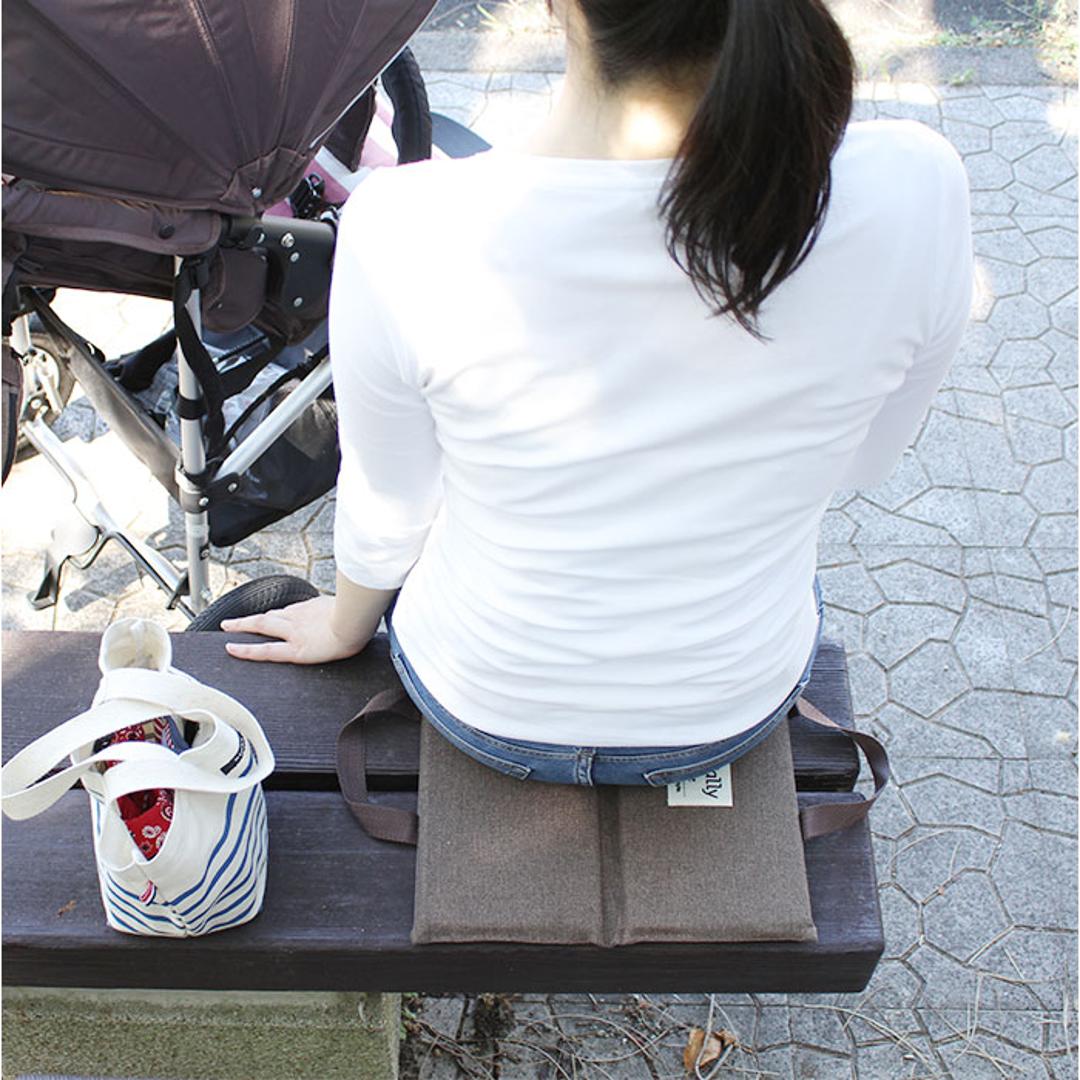 PallyPally パリーパリー 座布団 持ち運び 通販 クッション 携帯クッション どこでも座布団 折り畳み おりたたみ 折りたたみ コンパクト 携帯 手軽 折り畳み式 無地 シンプル アウトドア レジャー スポーツ観戦 外出 インテリア 生活雑貨 ブラウン ・