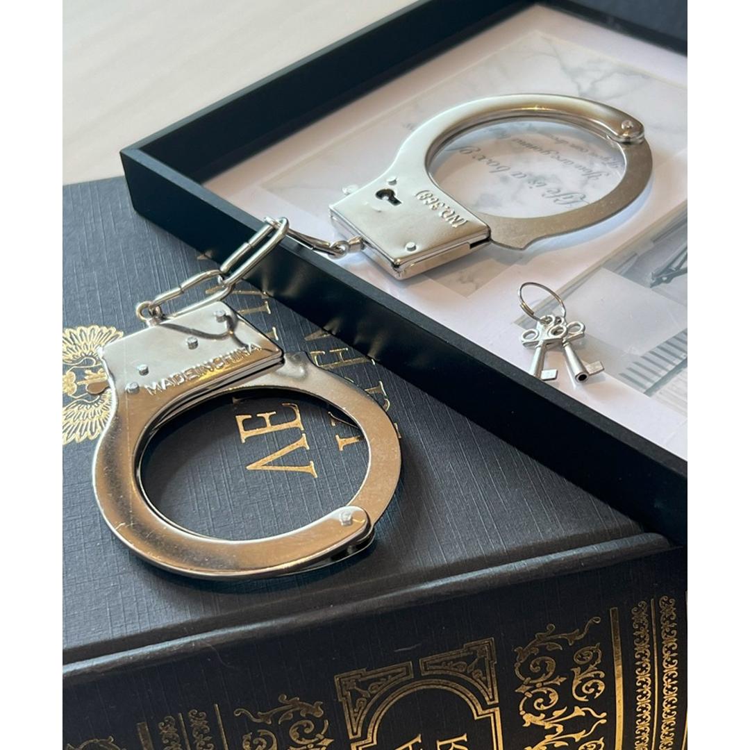 手錠 おもちゃ コスプレ 通販 仮装 手枷 小物 おもちゃ手錠 演劇 芝居 小道具 鍵付き 舞台 撮影小物 手品 グッズ ハンドカフ パーティーグッズ ダイヤモンドハーツ コスプレグッズ ハロウィン イベント 玩具 雑貨 文化祭 学園祭 シルバー ・