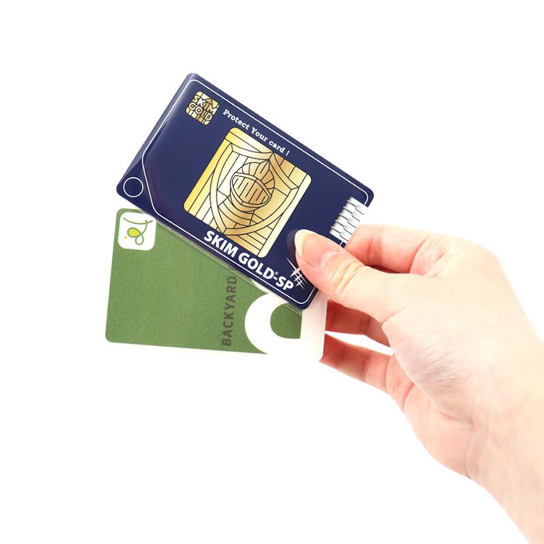 スキミング防止カード 日本製 通販 スキムゴールド スキミング防止 海外旅行 ブロック カード 旅行グッズ トラベルグッズ 旅行 トラベル スキミング スリム 磁気防止 カード型 薄型 パスポート 対策グッズ 防止カード 持ち歩き 旅行用品 トラベル用品 ブラック ・