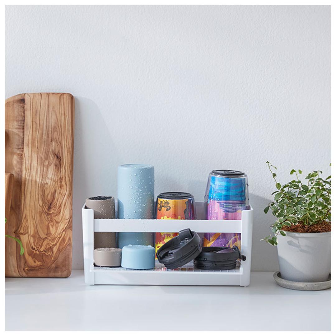 ボトルホルダー 通販 横型 ヨコ型 ボトル ホルダー スパイスケース 水切り 持ち手付き マグネット付き 開閉トレイ 開閉式トレー 収納 すっきり 水筒 ランドリー用品 ラップ 保存用袋 キッチン小物 ホワイト ・