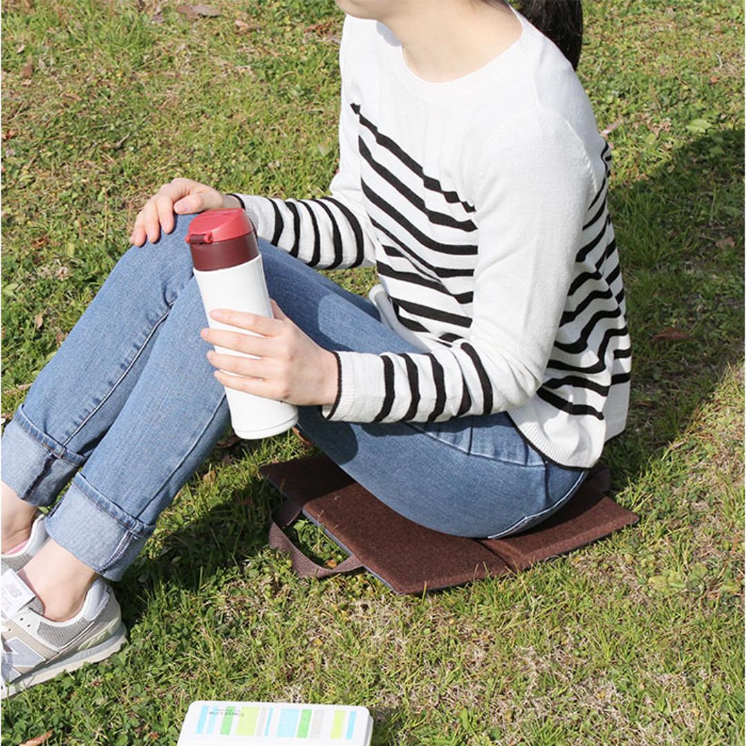 PallyPally パリーパリー 座布団 持ち運び 通販 クッション 携帯クッション どこでも座布団 折り畳み おりたたみ 折りたたみ コンパクト 携帯 手軽 折り畳み式 無地 シンプル アウトドア レジャー スポーツ観戦 外出 インテリア 生活雑貨 ブラウン ・