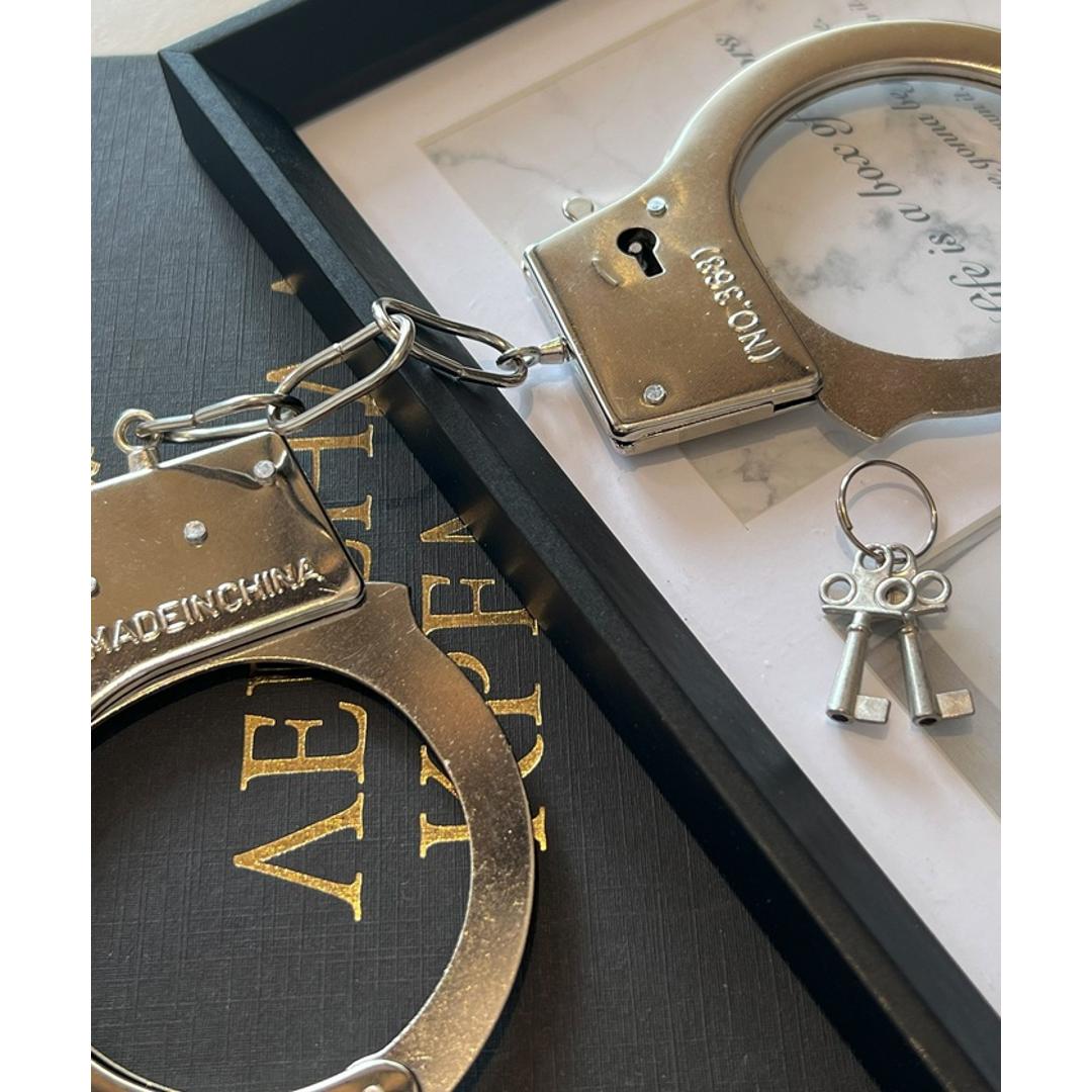 手錠 おもちゃ コスプレ 通販 仮装 手枷 小物 おもちゃ手錠 演劇 芝居 小道具 鍵付き 舞台 撮影小物 手品 グッズ ハンドカフ パーティーグッズ ダイヤモンドハーツ コスプレグッズ ハロウィン イベント 玩具 雑貨 文化祭 学園祭 シルバー ・