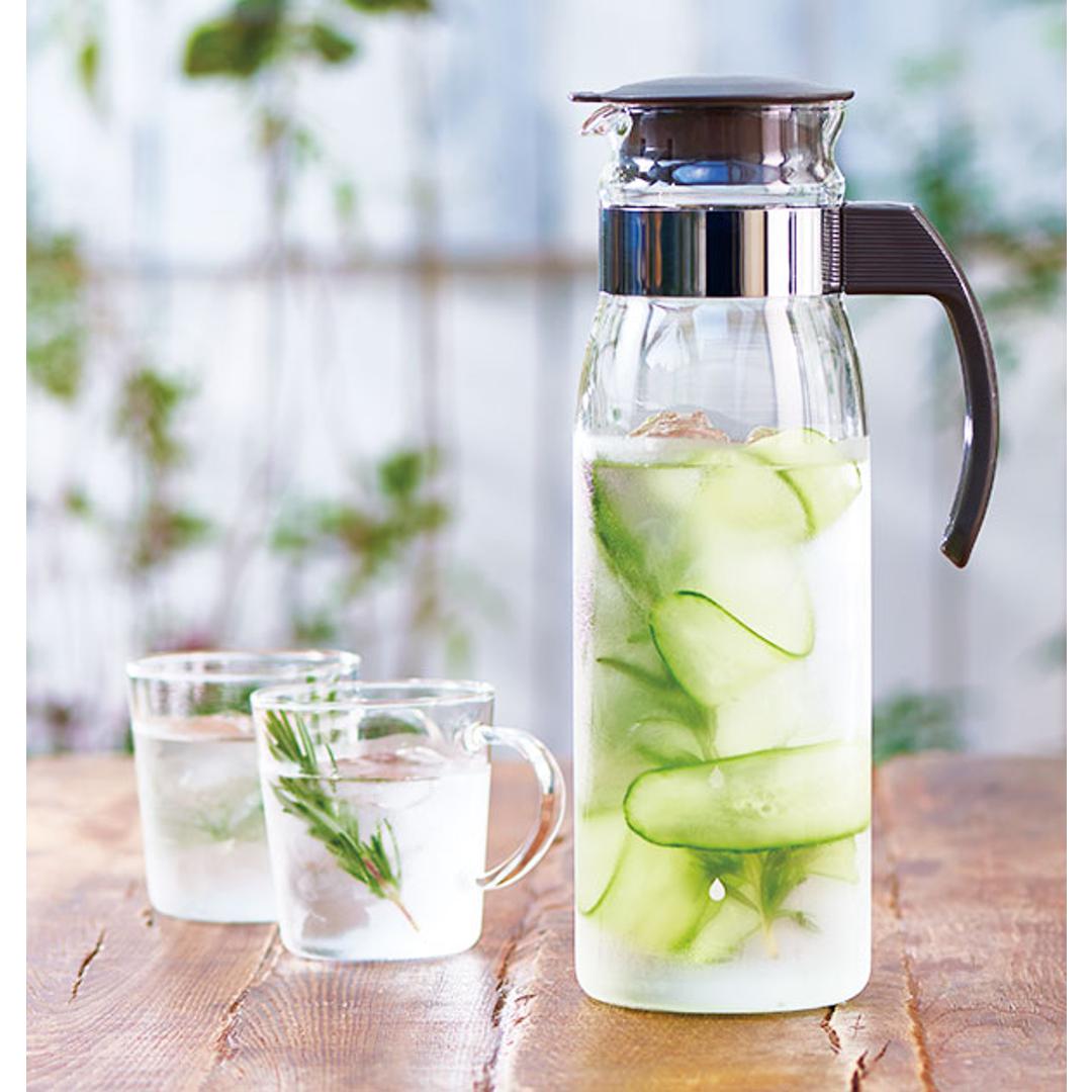 冷蔵庫ポット 1400ml ハリオ HARIO 通販 ピッチャー 広口 洗いやすい 冷水ポット オフホワイト グレー 耐熱ガラス 麦茶ポット スリム 細長 熱湯対応 取っ手付き 持ち手付き シンプル 耐熱 熱湯OK 水差し 縦置き 麦 オフホワイト ・