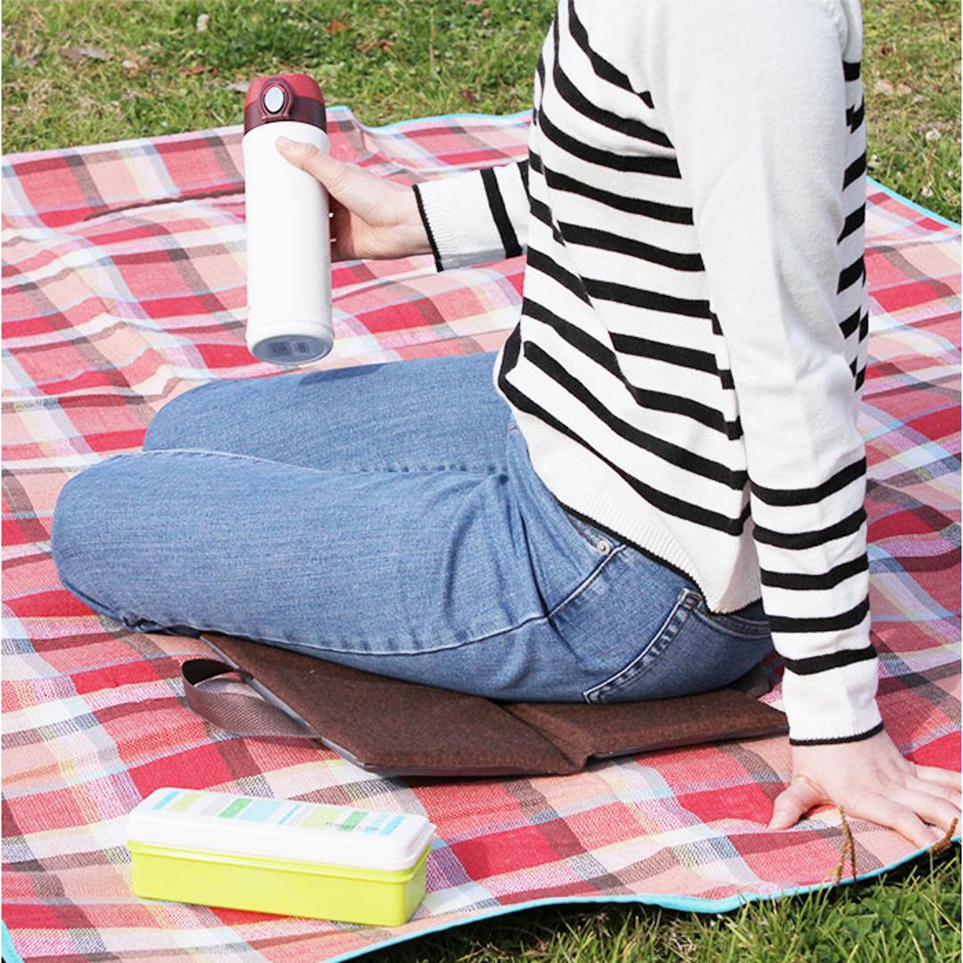 PallyPally パリーパリー 座布団 持ち運び 通販 クッション 携帯クッション どこでも座布団 折り畳み おりたたみ 折りたたみ コンパクト 携帯 手軽 折り畳み式 無地 シンプル アウトドア レジャー スポーツ観戦 外出 インテリア 生活雑貨 ブラウン ・