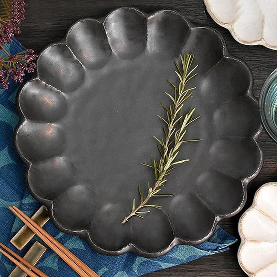 美濃焼 皿 通販 日本製 お皿 プレート 美濃 焼 21.5cm 中皿 丸皿 モーニングプレート 和食器 おしゃれ モダン かわいい 花形 花型 お花 電子レンジ対応 食洗機対応 サラダ デザート ケーキ リンカ 21プレート グルメスタイル キッチン用品 ホワイト ・