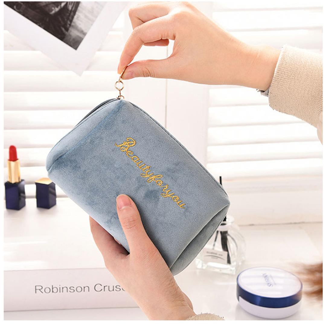 ポーチ 小物入れ 通販 化粧ポーチ メイクポーチ コスメポーチ トラベルポーチ 自立 大容量 仕切り 機能的 持ち運び 収納 旅行 お出かけ かわいい カワイイ 可愛い シンプル 柔らかい やわらかい おしゃれ オシャレ ブラック ・