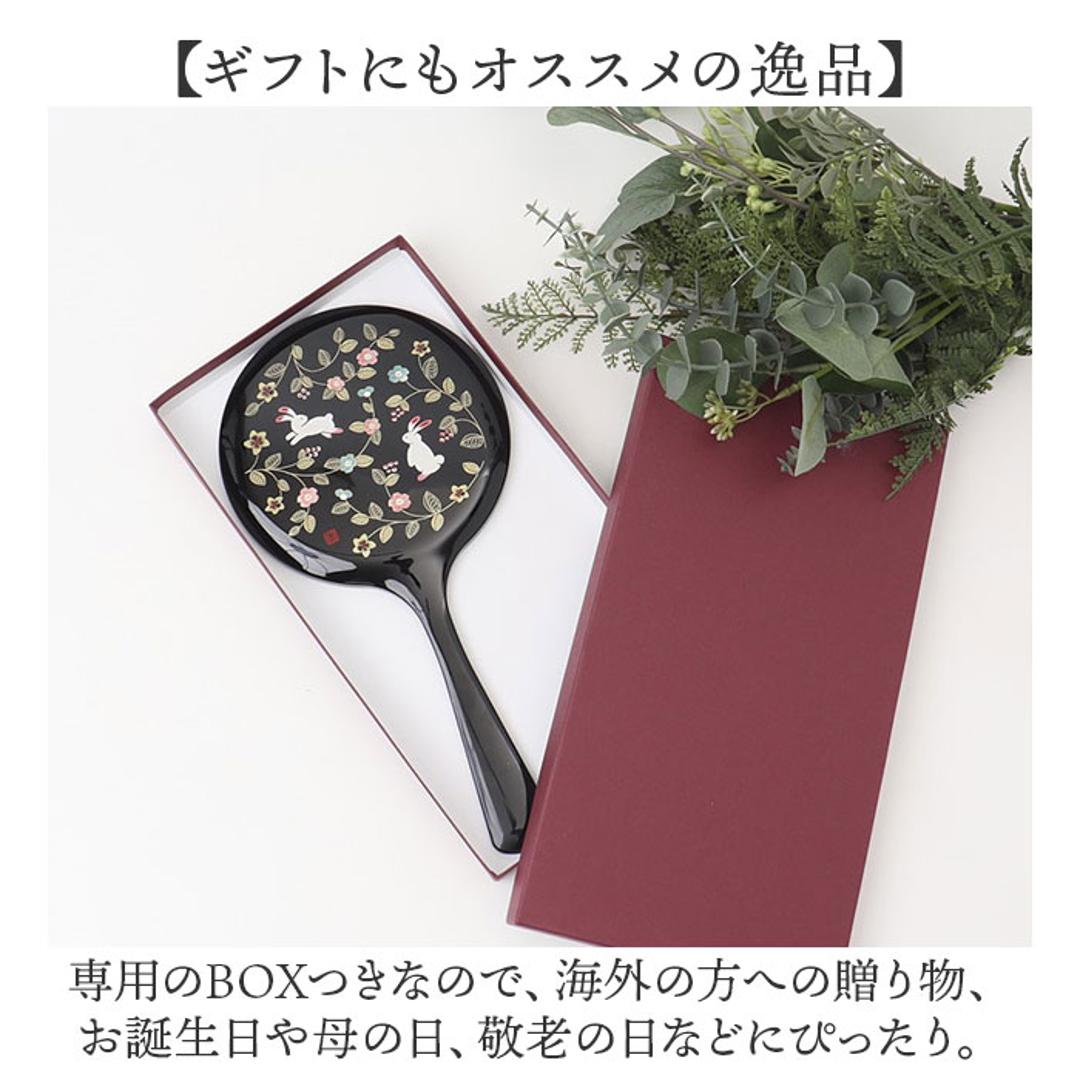 手鏡 ハンドミラー 山中塗 通販 鏡 手持ち 花の小路 おしゃれ かわいい かがみ カガミ 丸型 円形 コンパクトミラー 上品 うさぎ 小花 蒔絵 和柄 持ち運び 日本のお土産 メイク道具 化粧 ファッション小物 黒 ・