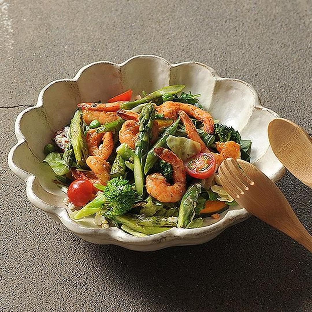 美濃焼 小鉢 通販 日本製 小皿 中鉢 美濃 焼 16cm 取り皿 副菜 取皿 和食器 おしゃれ モダン かわいい 花形 花型 お花 サラダ デザート 電子レンジ対応 食洗機対応 朝食 おやつ 夕食 リンカ 16ボウル グルメスタイル キッチン用品 ホワイト ・