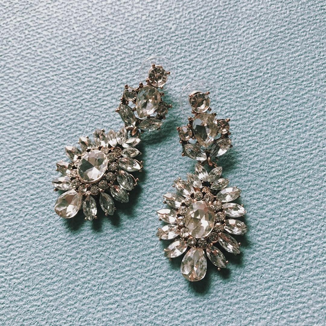 ブライダル ピアス 大ぶり 通販 ブライダルピアス ブライダルアクセサリー ウェディングアクセサリー 揺れるタイプ ゆれる 結婚式 花嫁 新婦 披露宴 パーティ 二次会 2次会 前撮り ウェディングドレス クリアストーン ヴィンテージ風 マーキスカット E-11 ゴールド ・