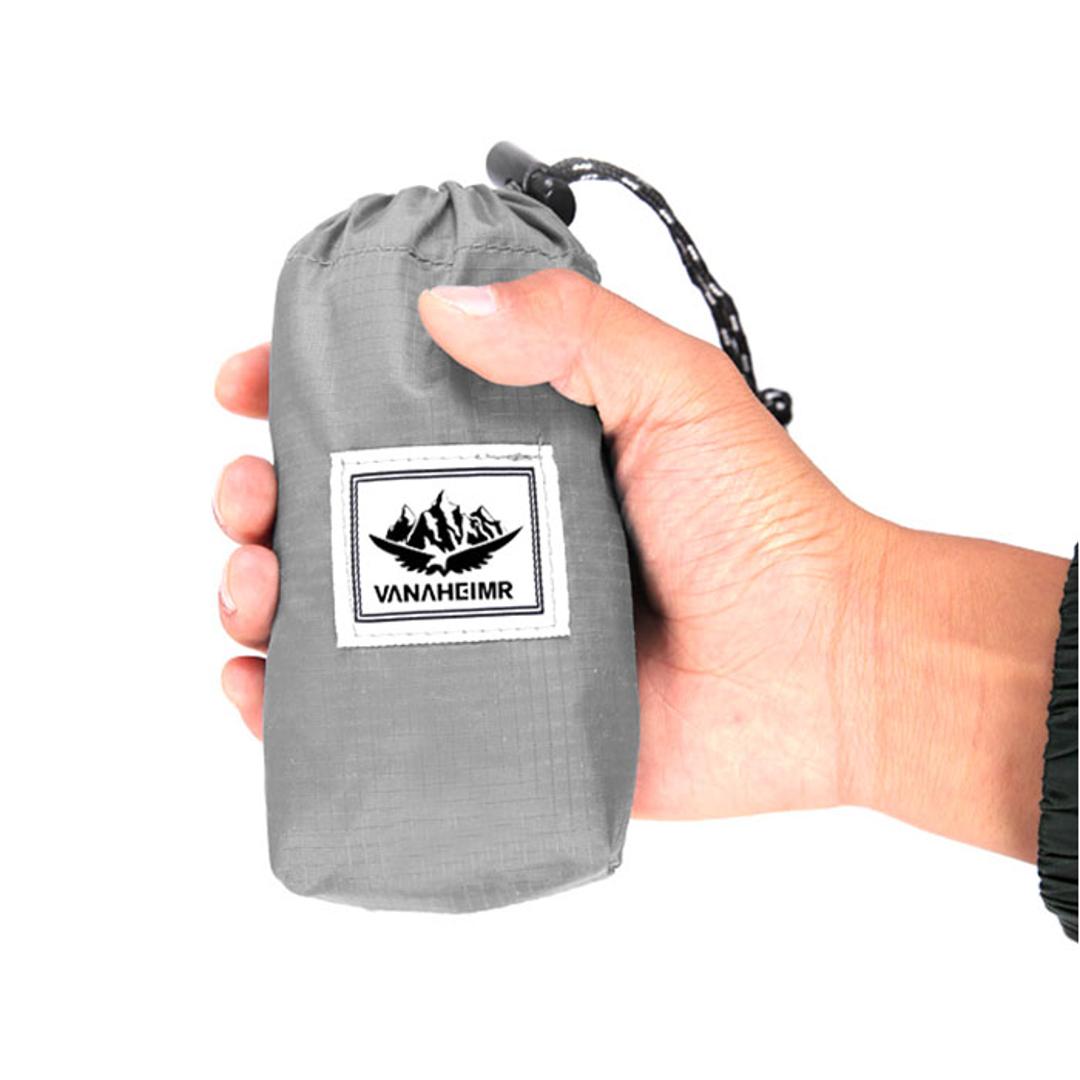 折りたたみ リュック 軽量 通販 リュックサック バックパック デイパック 折り畳みリュック ナップザック ポケッタブル パッカブル サブバッグ コンパクト 携帯 アウトドア レジャー 旅行 キャンプ お買い物 ショッピング 学生 散歩 ウォーキング ランニング ライトグレー ・