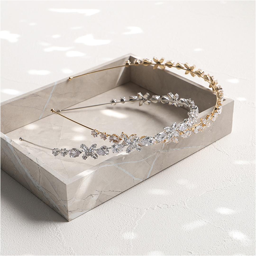 RORA カチューシャ 細め 通販 ローラ エイヴァ ヘッドドレス ヘアアクセサリー 髪飾り キッズ 子供 子ども こども 女の子 女子 キラキラ ビジュー フォーマル おしゃれ かわいい 入園式 卒園式 入学式 卒業式 発表会 結婚式 キッズファッション ゴールド ・