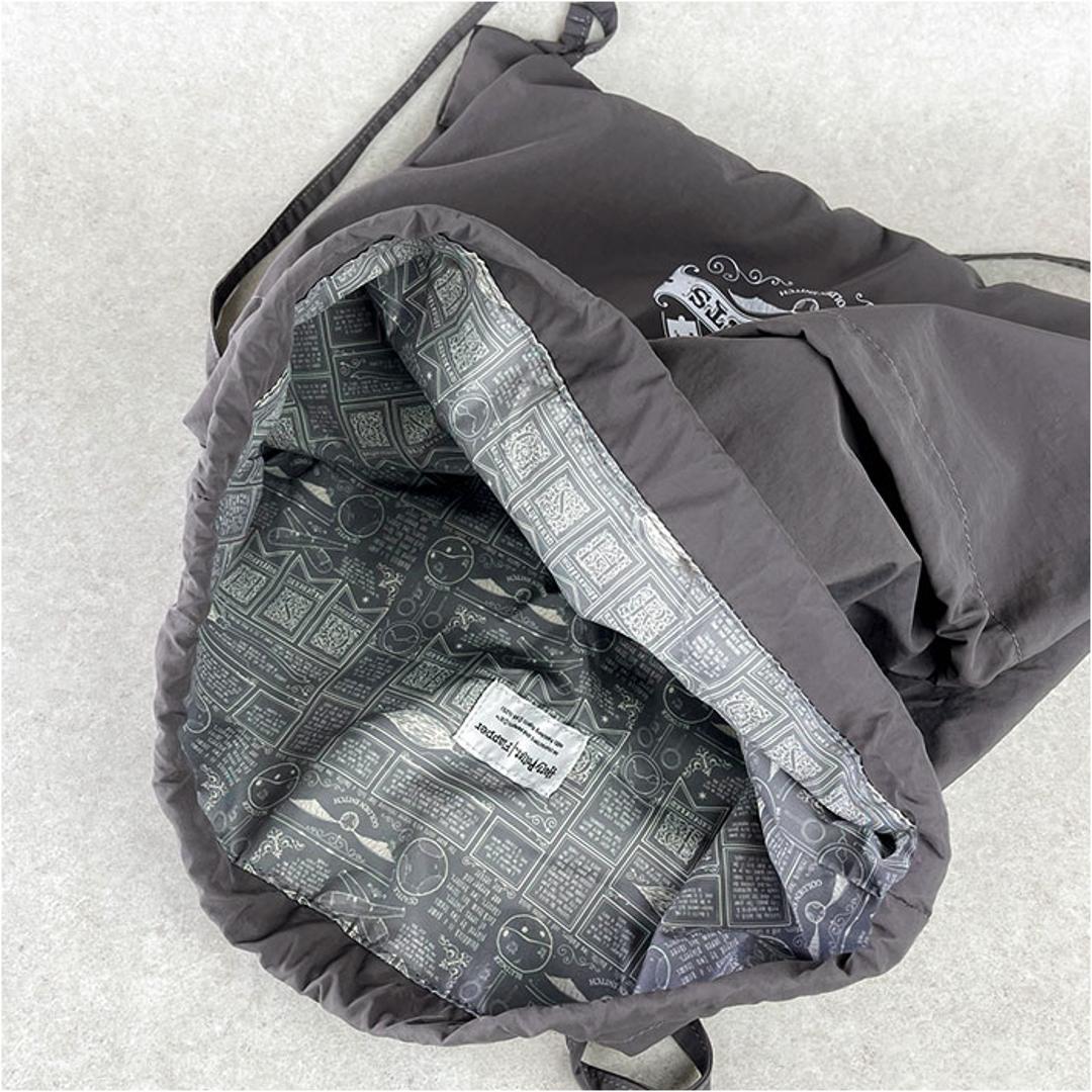 FLAPPER Harry Potter ナップサック 通販 ハリーポッター コラボ グッズ F251055 リュック リュックサック ナップザック レディース メンズ 軽量 軽い 通学 通勤 旅行 スニッチ シンプル おしゃれ かわいい クィディッチ グレー ・