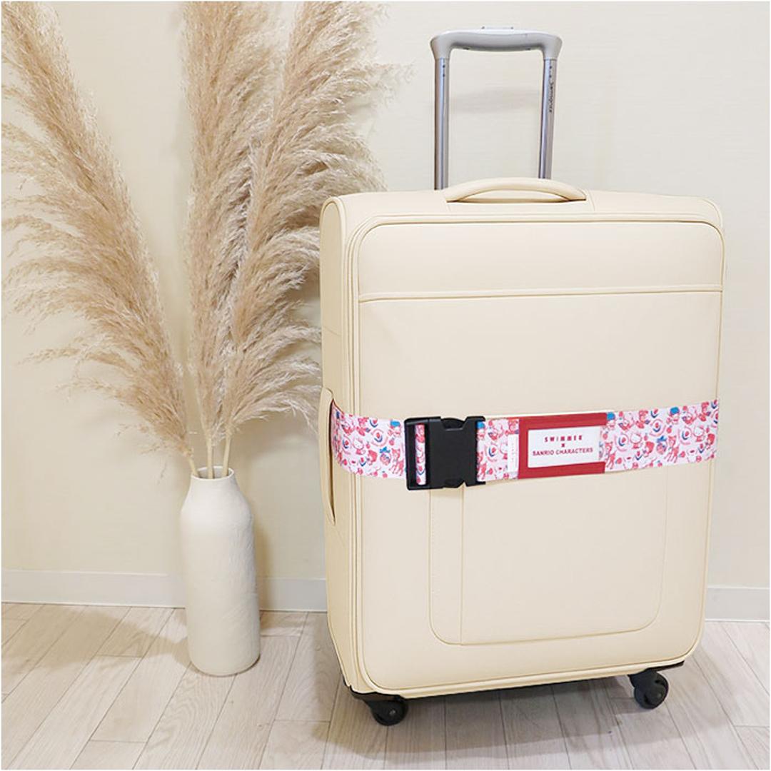 スイマー サンリオ スーツケースベルト 通販 SWIMMER×SANRIO キャリーケースベルト キャリーバッグベルト トランクベルト 固定ベルト 旅行ケース 名札 キャラクター おしゃれ かわいい 可愛い ブランド ネームタグ付き トラベル 旅行用品 SWIMMERXSANRIO/ピンク ・