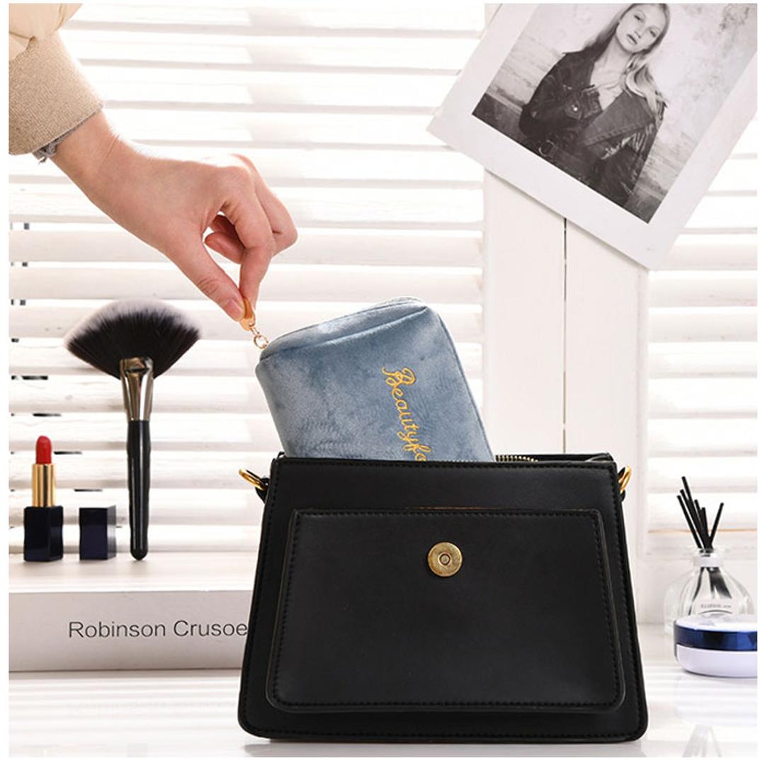 ポーチ 小物入れ 通販 化粧ポーチ メイクポーチ コスメポーチ トラベルポーチ 自立 大容量 仕切り 機能的 持ち運び 収納 旅行 お出かけ かわいい カワイイ 可愛い シンプル 柔らかい やわらかい おしゃれ オシャレ ブラック ・